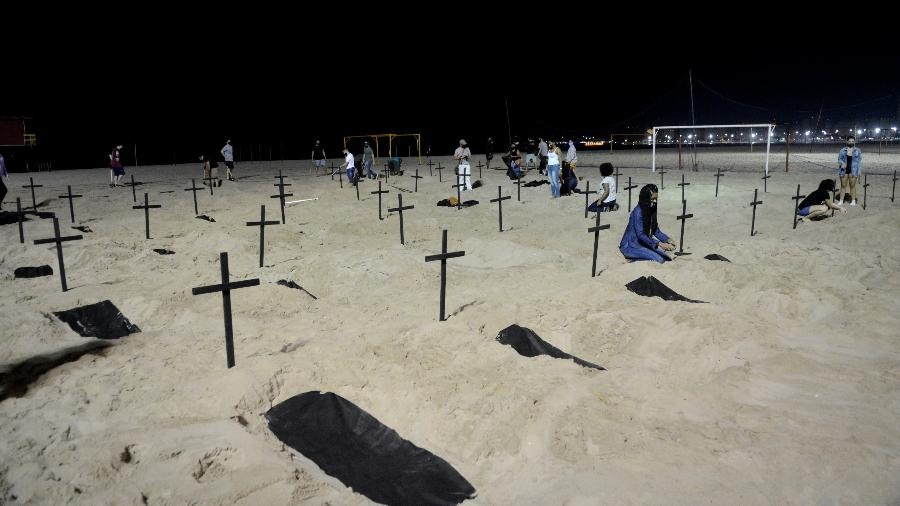 Manifestação em Copacabana lembra vítimas da covid-19Imagem: JORGE HELY/FRAMEPHOTO/ESTADÃO CONTEÚDO