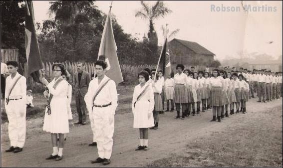 Desfile dos anos 70 em Amambai / Foto: Facebook Robson Martins - Lembranças de Amambai