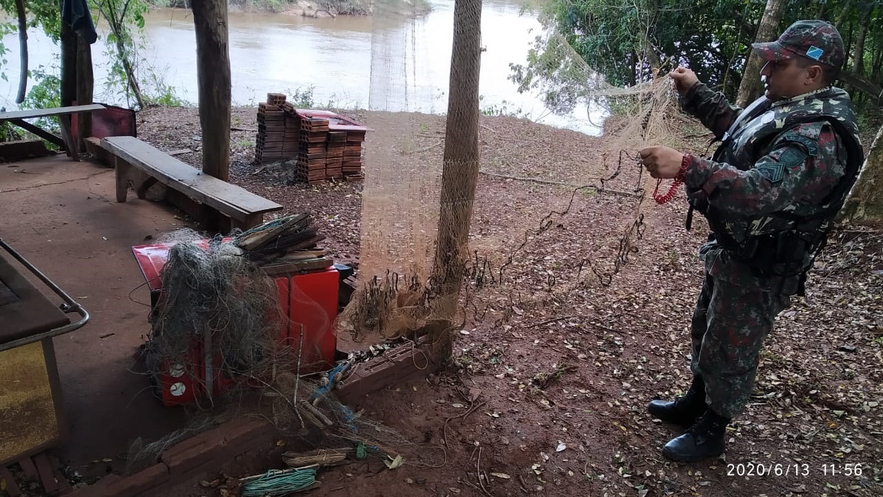 Polícia Militar Ambiental de Mundo Novo desmonta acampamentos de pesca Fotos: Assessoria/PMAMS