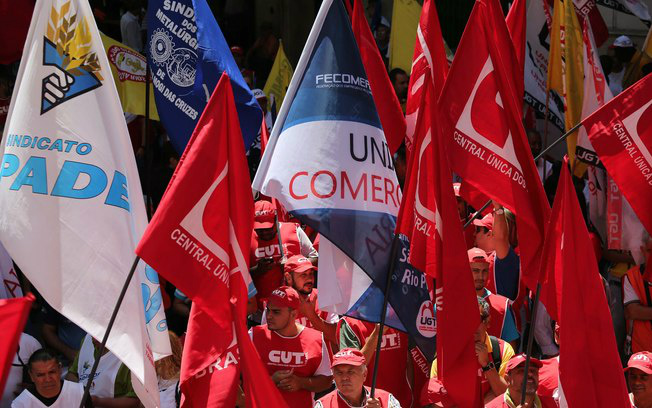 Centrais sindicais protestam contra MPs que mudam benefícios Representantes das centrais sindicais com bandeiras, balões infláveis e discursos em palanque improvisado em protesto contra as mudanças no sistema de benefícios previdenciários Foto: Divulgação