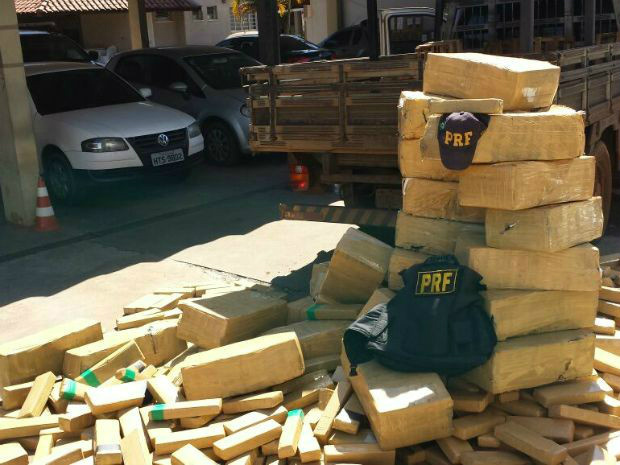 PRF apreende 1 t de maconha em fundo falso de caminhão Droga estava escondida em fundo falso de caminhão Foto: Divulgação/ PRF