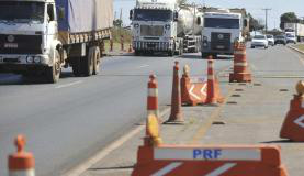 Apesar do bloqueio, motoristas estão liberando a passagem de caminhões com cargas vivas, veículos de emergência e carros de passeio / Foto: Divulgação