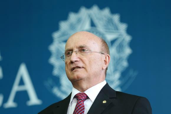 Entidades denunciam que contrabando dá prejuízo de R$ 130 bilhões ao Brasil O ministro da Justiça, Osmar Serraglio, assinou protocolo de intenções com as principais medidas para fiscalização e repressão ao contrabando Foto: Divulgação