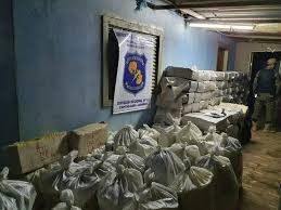 Polícia paraguaia encontra depósito com 3.700 quilos de maconha na fronteira Fardos de maconha encontrados em depósito do tráfico na fronteira (Foto: Divulgação)