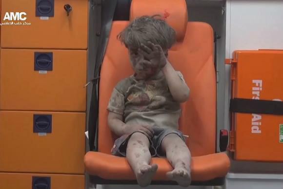 Imagem de criança ferida após ataque em Aleppo choca o mundo Aleppo - Ativistas do grupo Aleppo Media Center (AMC) divulgaram a imagem do menino Omran Daqneesh, de 5 anos, logo após ser resgatado de um bombardeio na cidade de Aleppo, na SíriaDivulgação/Aleppo Media Center/Lusa/Direitos Reservados