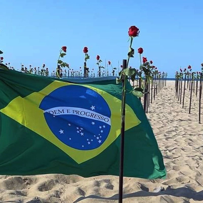 Rosas na praia, sinos tocando: o país em luto pelas 500 mil mortes. Rosas em Copacabana: acolhimento, solidariedade e críticas ao governo | Foto: ONG Rio de Paz