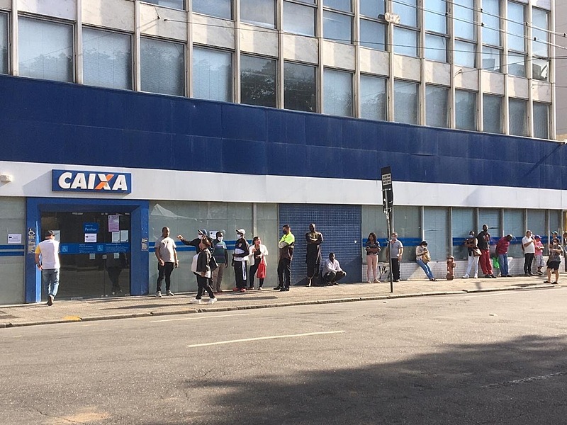 Fila na Caixa Federal na Praça da República em São Paulo - Djalma Vassão/FotosPublicas