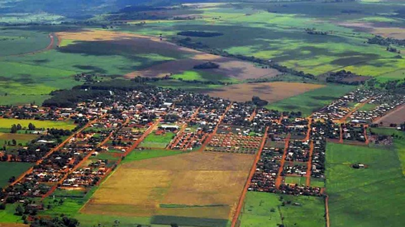TCE condena licitação para compra de até R$ 3,7 milhões em material hospitalar Vista aérea de Aral Moreira - Reprodução