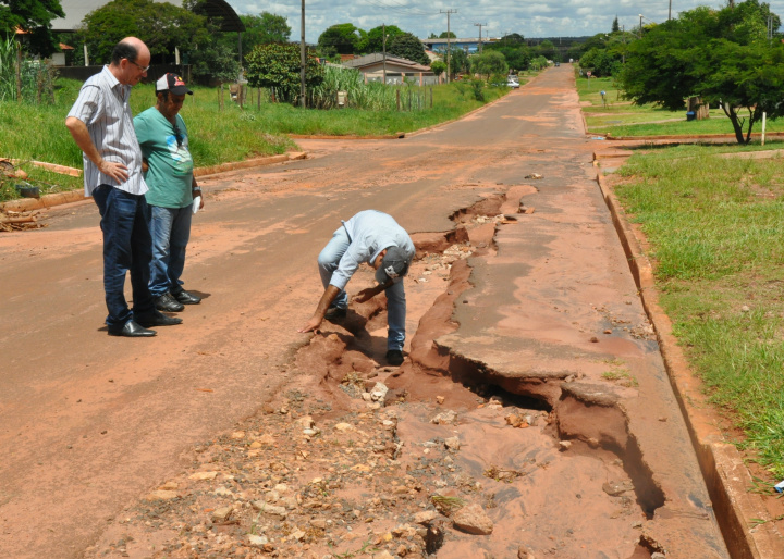 Prioridades na recuperação asfáltica de Amambai foram definidas O Prefeito Sérgio Barbosa, juntamente com o secretário municipal de Serviços Urbanos, Vilmar Cubas, durante visita às ruas que serão restauradas pela administração Municipal Foto: Assessoria