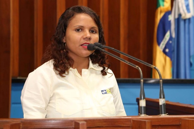 Em greve, funcionários dos Correios pedem apoio da Assembleia Legislativa Na tribuna, Elaine Regina explicou a atual situação dos servidores dos Correios