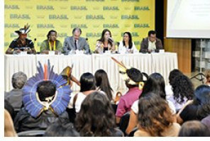 Dezenas de índios participaram da solenidade