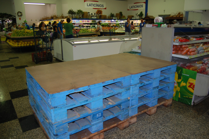 Protesto dos caminhoneiros reflete no comércio de Amambai No Supermercado Ki-Carne, a falta de leite é o único problema atual / Foto: Redação