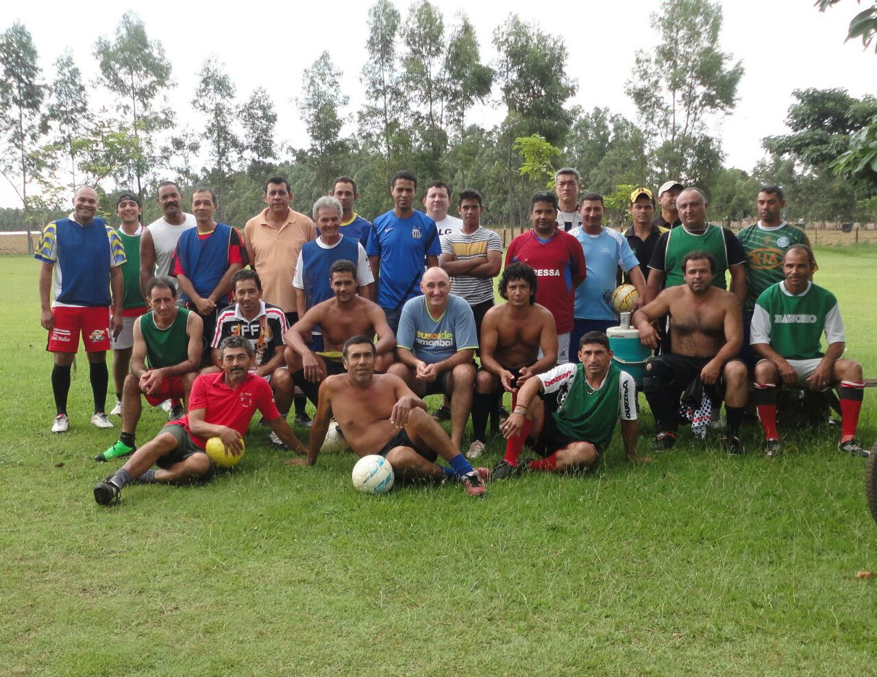 Clube dos 40: além da prática do futebol, exercício de cidadania com crianças Alguns integrantes do Clube dos 40 / Foto; Reprodução