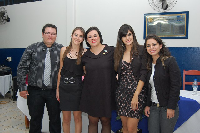 Rotary e Rotaract Clubs de Amambai empossam novas presidentes Rotaract Club, o braço jovem do Rotary também teve nova presidente e membros empossados. Foto: Moreira Produções.