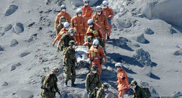 Sobe para dez número de mortos em erupção de vulcão no Japão
