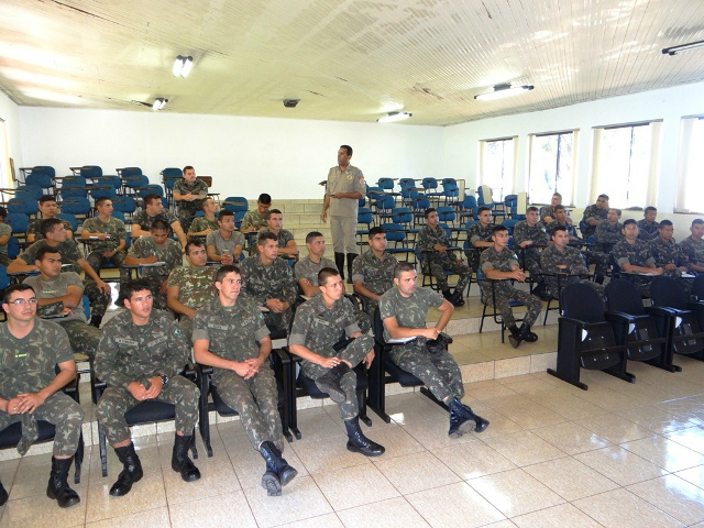 Militares do 17º RC Mec recebem instruções de combate a incêndio Foto: Assessoria 17º RC Mec