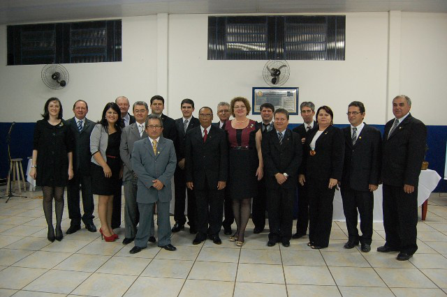Rotary e Rotaract Clubs de Amambai empossam novas presidentes Membros da diretoria do Rotary com os novos membros empossados na reunião festiva realizada no dia 2 de julho. Foto: Moreira Produções.
