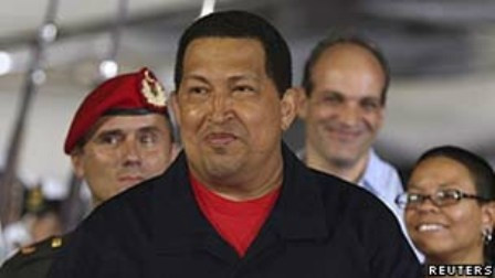 Chávez chegou ao país sem aparentar dificuldades físicas