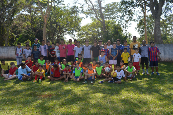 Clube dos 40: além da prática do futebol, exercício de cidadania com crianças Algumas das cerca de 70 crianças que participam do projeto Primeiros Passos / Foto: Moreira Produções