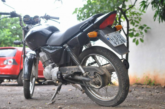 Fiscalização nesta madrugada passada resulta em apreensão de 2 individus portando uma moto roubada / Foto: Divulgação