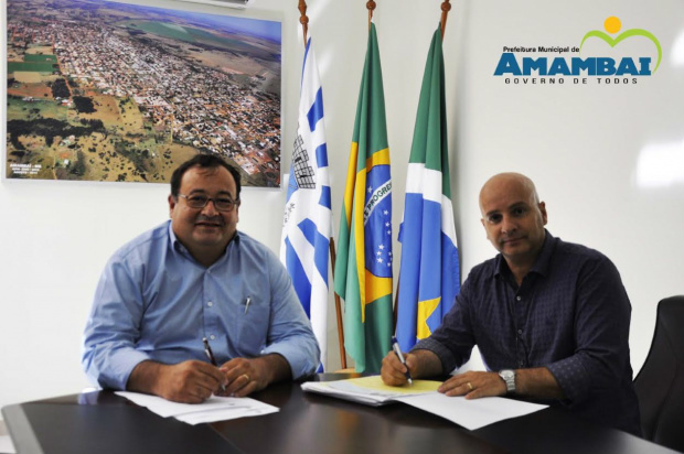 Servidores da Prefeitura de Amambai recebem nesta sexta-feira Dr. Bandeira reunido com o secretário municipal de Fazenda, Williams Fernandes, oportunidade que determinou o pagamento dos salários nesta sexta-feira, dia 31 de março / Foto: Assessoria