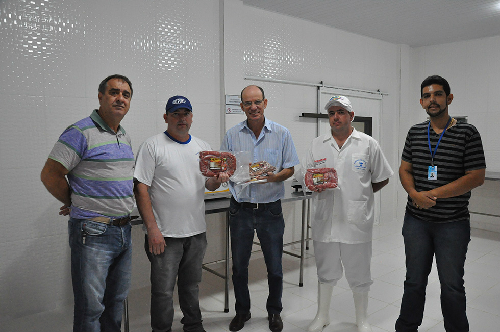 Comerciantes de Amambai são certificados com o SIM : Saindo da ilegalidade, comerciantes podem oferecer ao consumidor produtos inspecionados e com selo de qualidade e higiene./ Foto: Decom