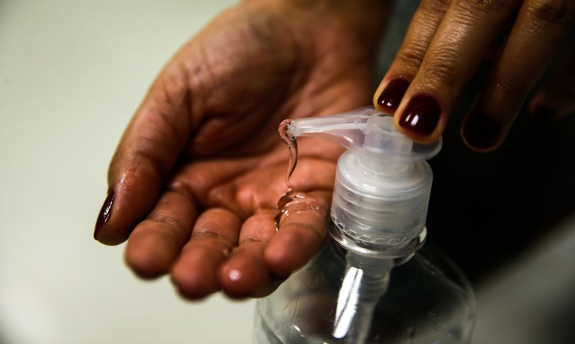 Ambev vai doar 500 mil garrafas de álcool em gel a hospitais públicos Marcello Casal JrAgência Brasil