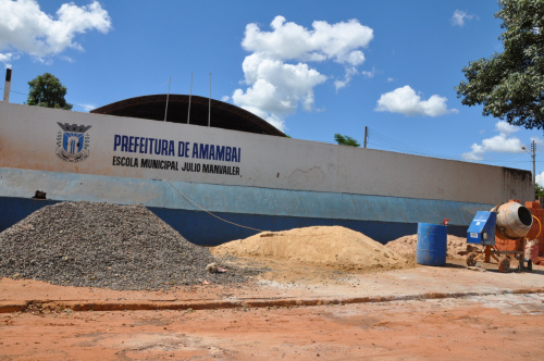 Prefeitura de Amambai implanta mais escolas e outras estão sendo reformadas Escola Municipal Julio Manvailer recebe reformas em Amambai.