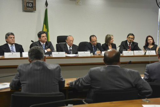 Supremo conclui audiência pública sobre programa Mais Médicos Audiência pública convocada pelo STF ouviu 23 entidades representativas de médicos