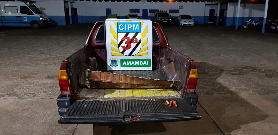 Carro quebrado em rodovia gera suspeita e PM de Amambai apreende maconha Os policiais encontraram 136 tabletes de maconha que no total pesou 99 quilos / Foto: 3ª CIPM