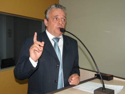Protético quer local para lavagem de veículos que transportam carga viva Vereador de Amambai, Roberto Protético (PSD)Fto: Moreira Produções