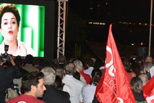 Programa do PT no rádio e na TV destaca legado do partido Em Brasília, militantes assistiram ao programa do partido num telão em frente à Torre de Televisão, ponto turístico da cidadeFoto: Valter Campanato/Agência Brasil