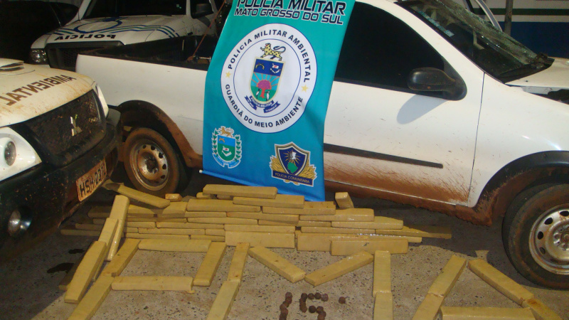 PMA apreende 84 kg de maconha e 1 kg de haxixe em veículo de Angélica