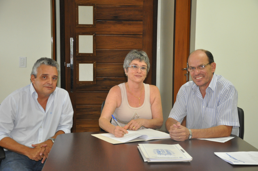 O prefeito Sérgio Barbosa, juntamente com o vereador Roberto Rojo Rodrigues, durante assinatura de convênio para a Apae de Amambai / Foto: Assessoria