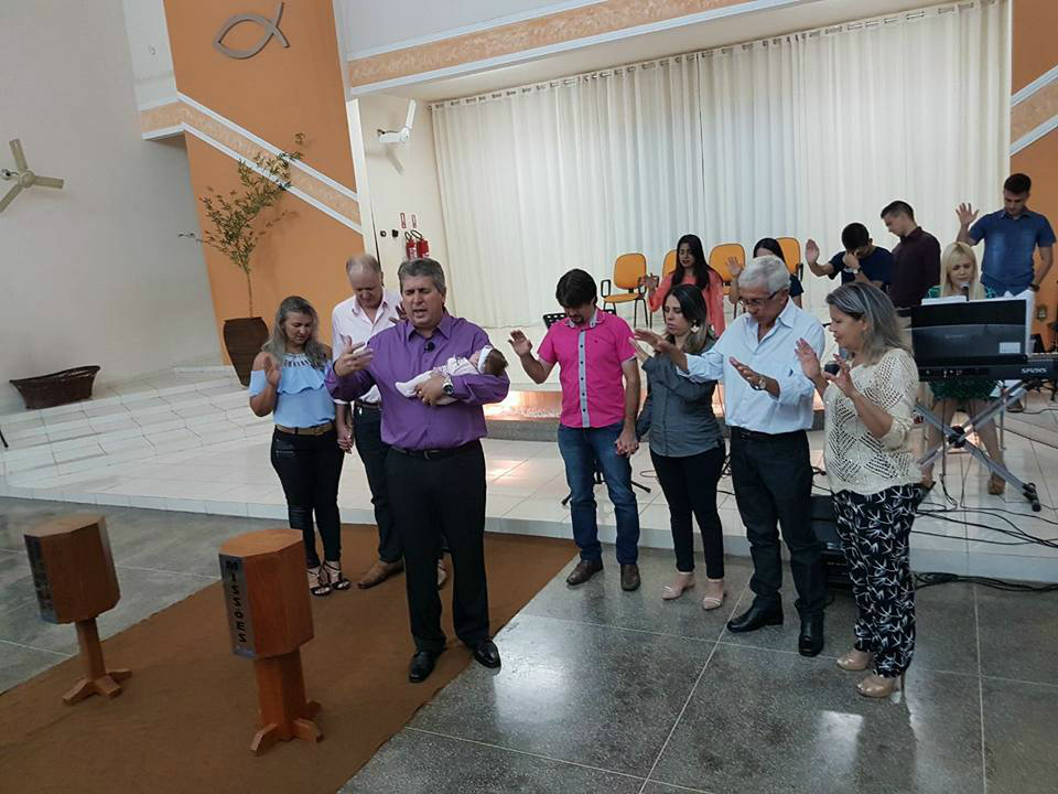 Pastor Walnier Costa: missão cumprida em Amambai com fé e dedicação Como liderança religiosa, Walnier realizou centenas de cultos e batizados em Amambai.