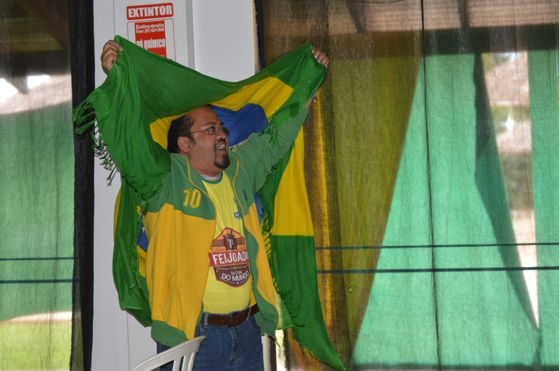 O padre Tiago comemorou muito o gol do Brasil / Foto: Moreira Produções