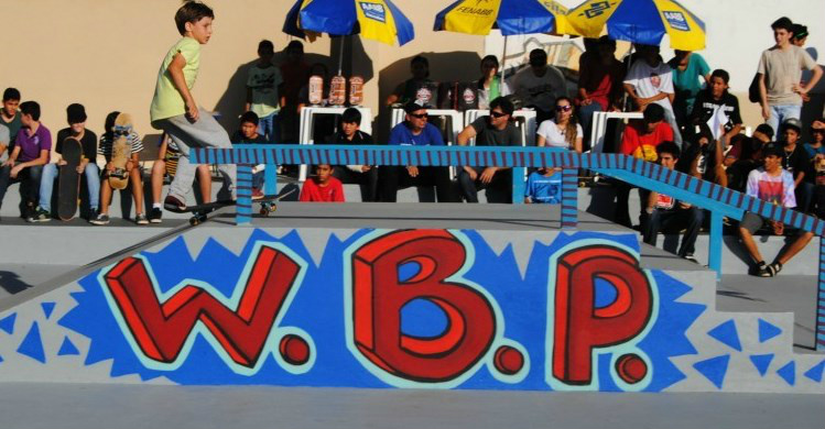 As iniciais de Wagner Bampi Paixão, homenageado na denominação da pista de skate. Ele foi vitima fatal de acidente automobilístico ocorrido em 2006 quando tinha 19 anos.