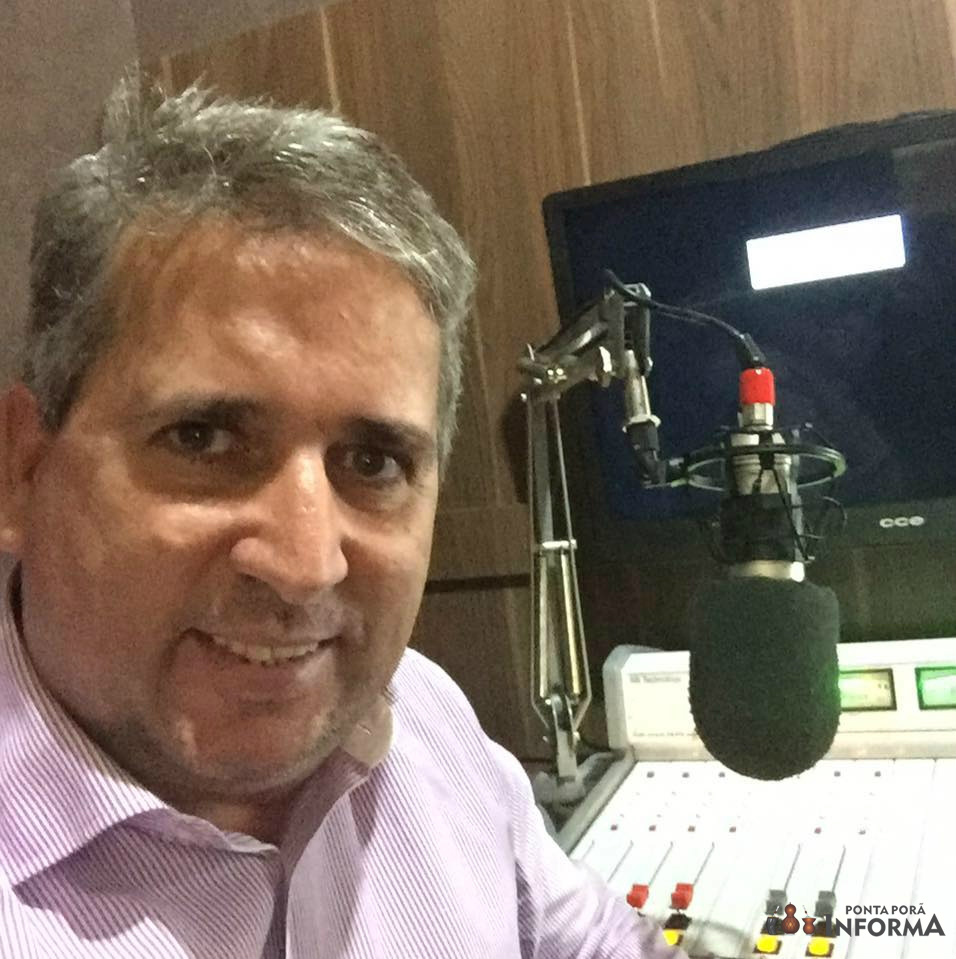 Na Rádio Auxiliadora, onde mantinha um programa semanal.