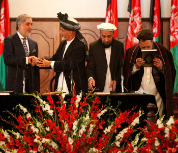 Mohammad Asharaf Ghani é cumprimentado por Abdullah Abdullah (esq.). Foto: Unama/Fardin Waezi