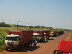 Protesto se concentra em Dourados e segue sem prazo para encerrar Manifestantes durante bloqueio na MS-156, próximo ao Distrito Industrial, em Dourados / Foto: Cido Costa