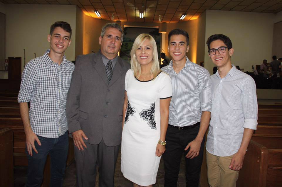 Pastor Walnier Costa: missão cumprida em Amambai com fé e dedicação Walnier com sua esposa Thula e seus três filhos – Matheus, Lucas e Gabriel.