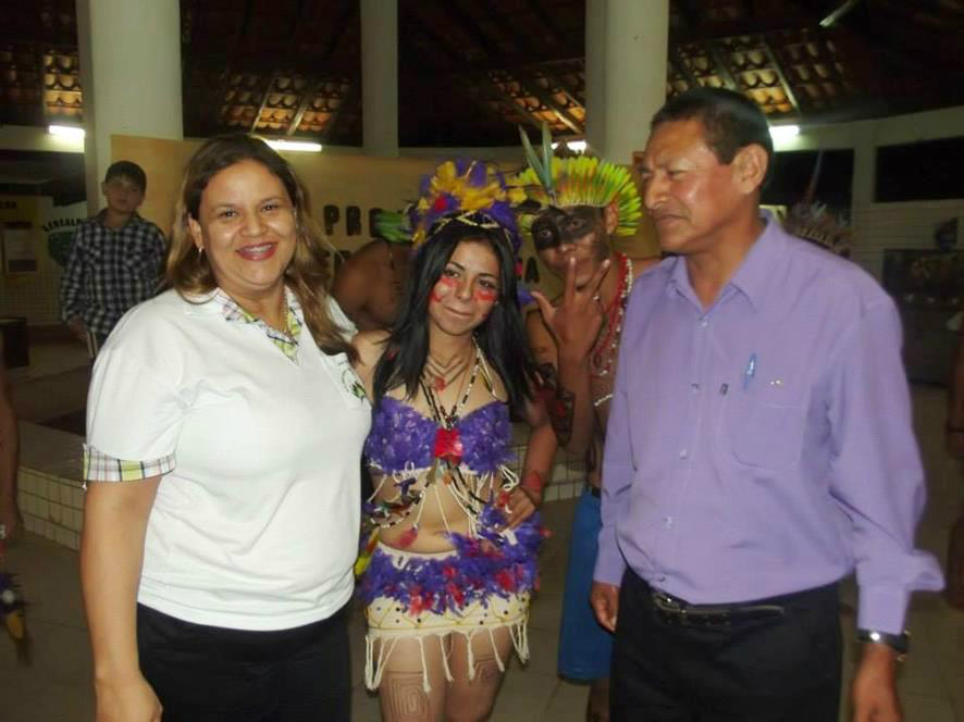 A diretora da escola, Nídia Peixer, a aluna Iolly Lopes e o capitão da aldeia Amambai, Italiano Vasquez.