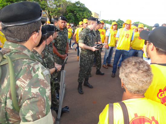 450 homens do Exército junto aos agentes de saúde, epidemiológicos e voluntários, foram divididos em cinco grupos, que realizarão, durante todo o dia, uma espécie de “varredura” em toda a área urbana do município / Foto: Moreira Produções