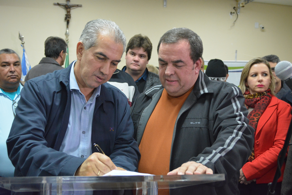 Projeto foi entregue nas mãos do governador Reinaldo Azambujo Foto: Assessoria