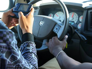 Motorista envolvido em acidente por uso de celular deve responder por crime