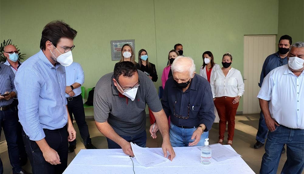Dr. Bandeira assina contrato para implantação de 10 leitos de UTI, em Amambai Foto: Decom