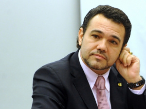 "Cura gay": Feliciano diz que Maria do Rosário deve "tomar cuidado" "Cura gay": Feliciano diz que Maria do Rosário deve "tomar cuidado"
