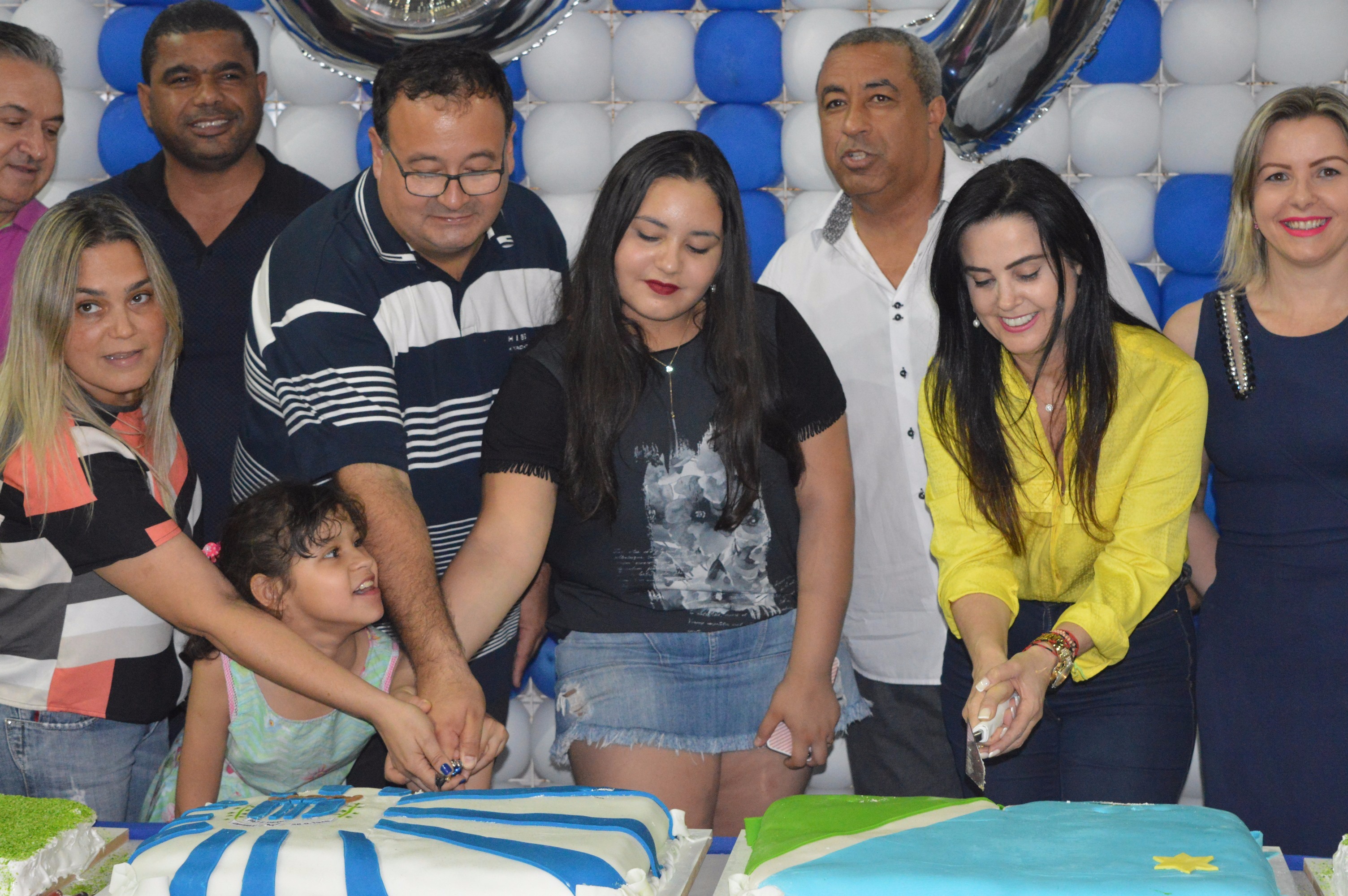 Bolo de 69 metros encerra festividades de aniversário de Amambai O prefeito de Amambai, Dr. Bandeira ao lado da família, da deputada Mara Caseiro e vereadores durante o corte do bolo / Foto: Moreira Produções
