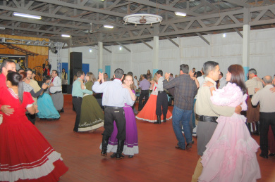 Neste sábado acontece o baile de encerramento do curso de danças de salão no CTG de Amambai.