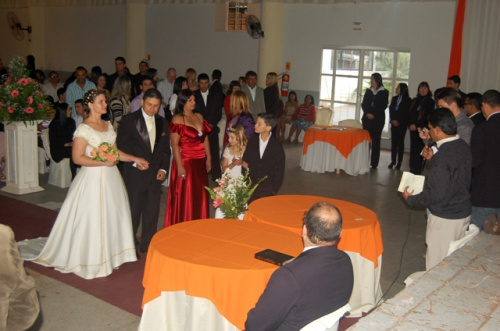 Casamento comunitário regulariza situação de vários casais em Amambai O casal Egídio Gonçalves Rodrigues e Gelma de Fátima Ristof que representaram todos os casais presentes durante a benção ecumênica.